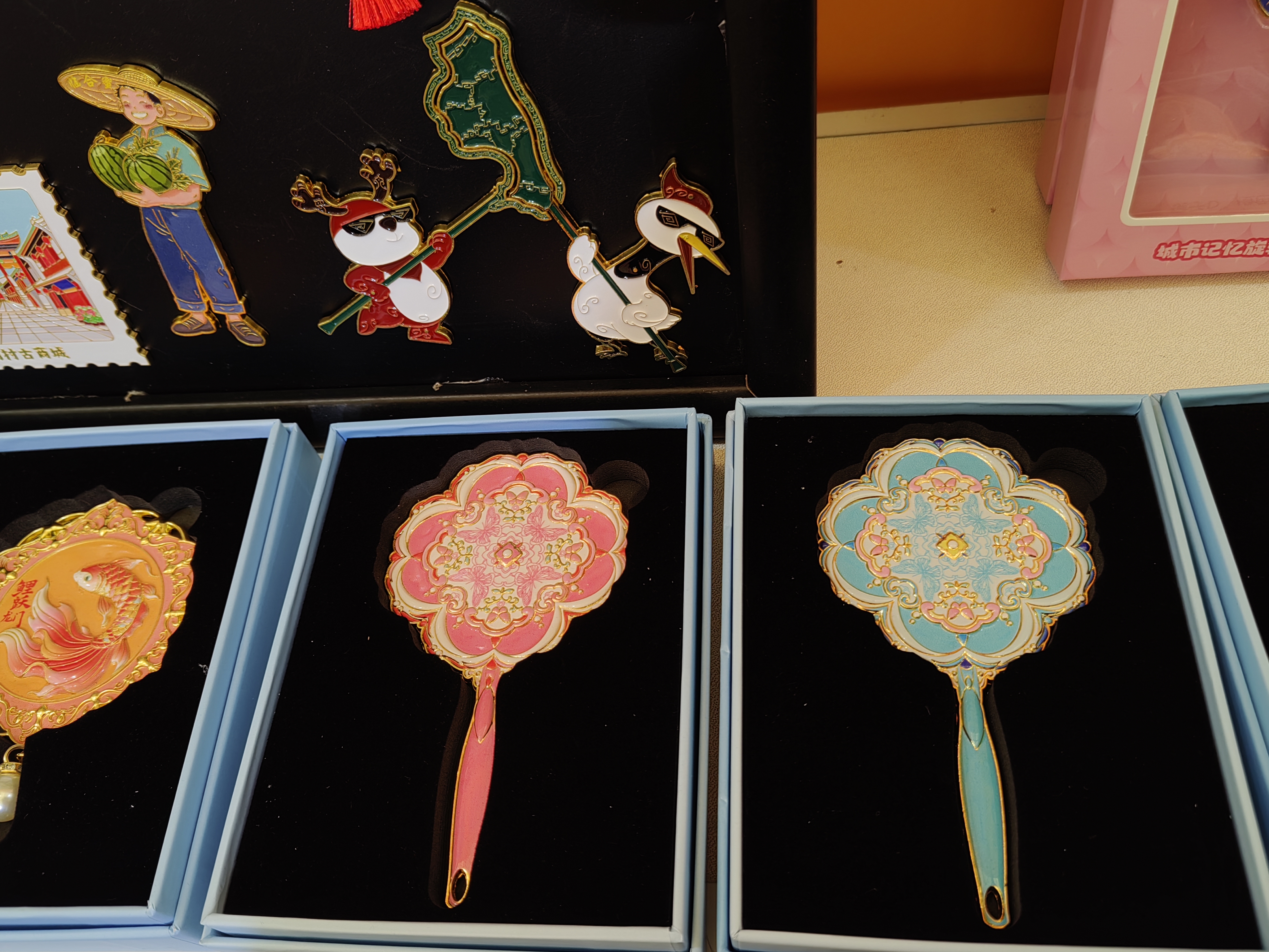 Bonnie Craft udstiller forskellige køleskabsmagneter på Shanghai New International Expo Center